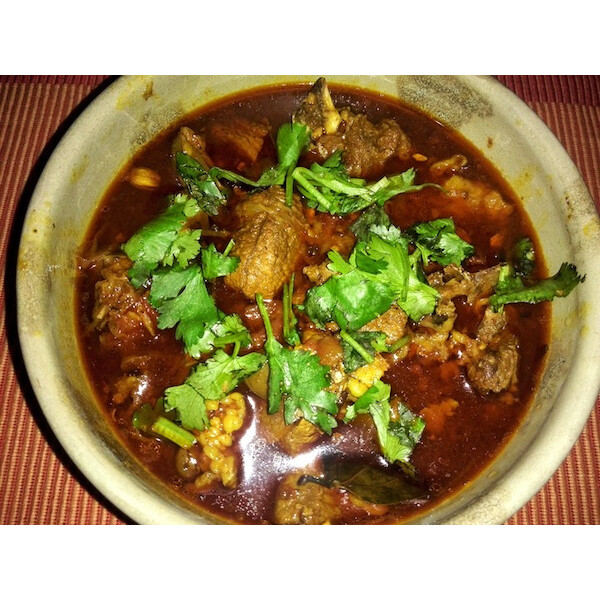 Khasi ko masu : : Plat de viande de chèvre ou mouton mijotée dans une sauce épicée et crémeuse.