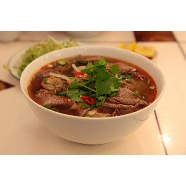Bún bò Huế (vermicelles de riz au bœuf épicé)