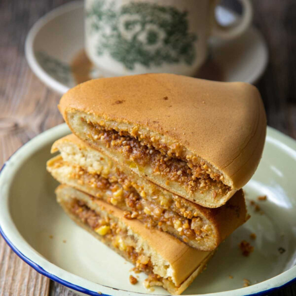 Apam Balik : Crêpes épaisses et moelleuses farcies de cacahuètes grillées