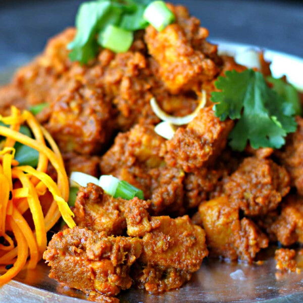 Curry Rendang : Plat de viande mijotée dans une sauce épicée et crémeuse à base