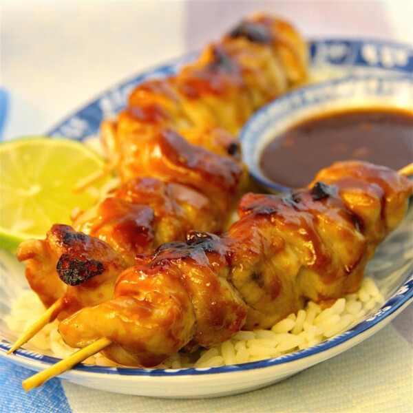 Satay : Brochettes de viande grillée, marinées dans une sauce aux cacahuètes et