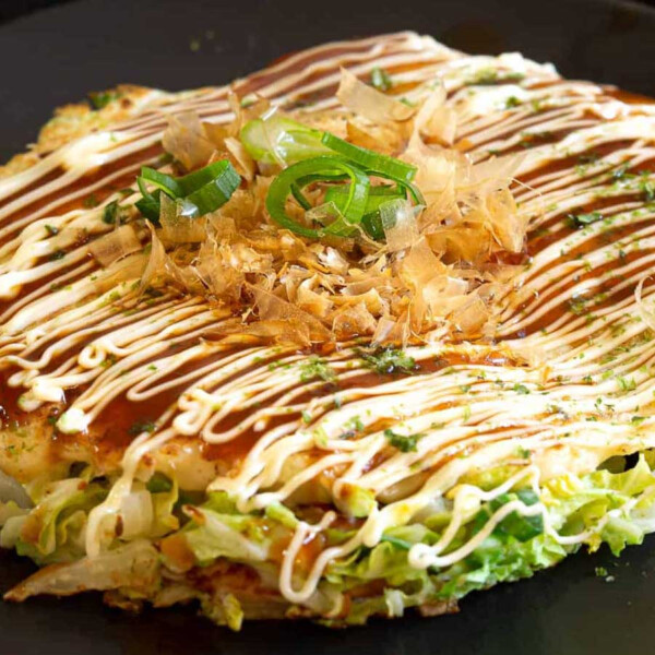 Okonomiyaki (cr&ecirc;pe japonaise) avec sauce okonomi