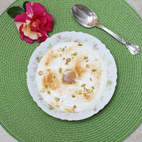 Sikarni : Dessert à base de yaourt, de crème et de sucre, souvent garni de fruits secs.