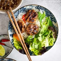 Bún chả (vermicelles de riz avec porc grillé)