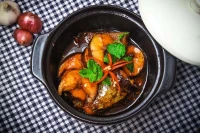 Cá kho tộ (poisson braisé à la sauce caramel)