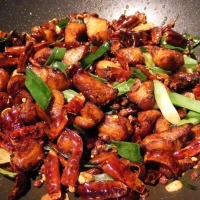 辣子鸡 (là zǐ jī) : Poulet épicé frit à la poêle avec du poivre du Sichuan