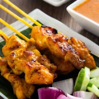 Sate Ayam : Brochettes de poulet grillé mariné dans une sauce aux arachides