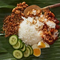 Nasi Lemak : Riz cuit à la vapeur dans du lait de coco