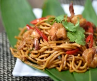 Mee Goreng : Nouilles sautées avec des légumes, des œufs et de la viande ou des 