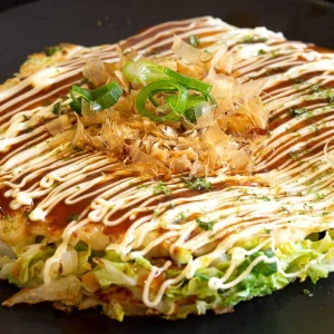 Okonomiyaki (crêpe japonaise) avec sauce okonomi