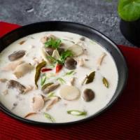 Soupe thaï au poulet et lait de coco (Tom kha kai)