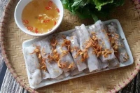Bánh cuốn (crêpes de riz farcies au porc et aux champignons)