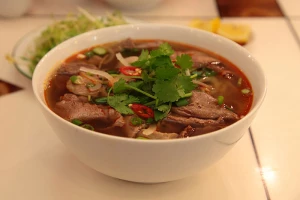 Bún bò Huế (vermicelles de riz au bœuf épicé)