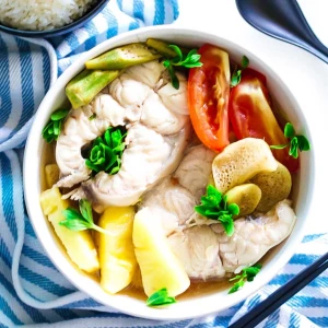 Canh chua (soupe aigre-douce aux fruits de mer ou au porc)