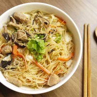 豆腐炒米粉 (dòu fǔ chǎo mǐ fěn) : Nouilles de riz frites avec des légumes et du tofu