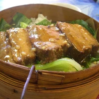 粉蒸肉 (fěn zhēng ròu) : Riz cuit à la vapeur avec du porc et des champignons shiit