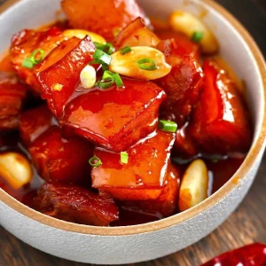 红烧肉 (hóng shāo ròu) : Porc braisé dans une sauce soja sucrée