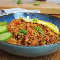 Nasi Goreng : Riz frit avec des légumes, des œufs et de la viande