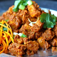 Curry Rendang : Plat de viande mijotée dans une sauce épicée et crémeuse à base 
