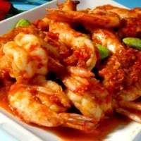 Udang  balado : Crevettes cuites dans une sauce épicée aux piments
