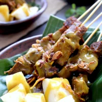 Sate Padang : Brochettes de viande de bœuf grillé mariné dans une sauce épicée à