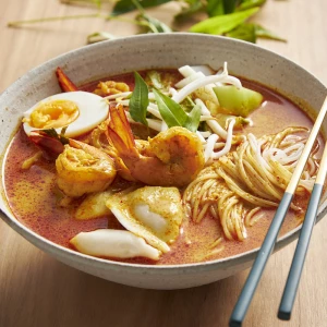 Laksa : Soupe épicée et crémeuse de nouilles de riz avec du poulet, des crevette