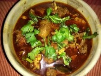 Khasi ko masu :  : Plat de viande de chèvre ou mouton mijotée dans une sauce épicée et crémeuse.