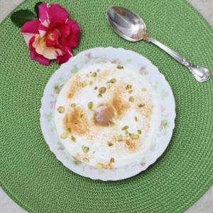 Sikarni  : Dessert à base de yaourt, de crème et de sucre, souvent garni de fruits secs.